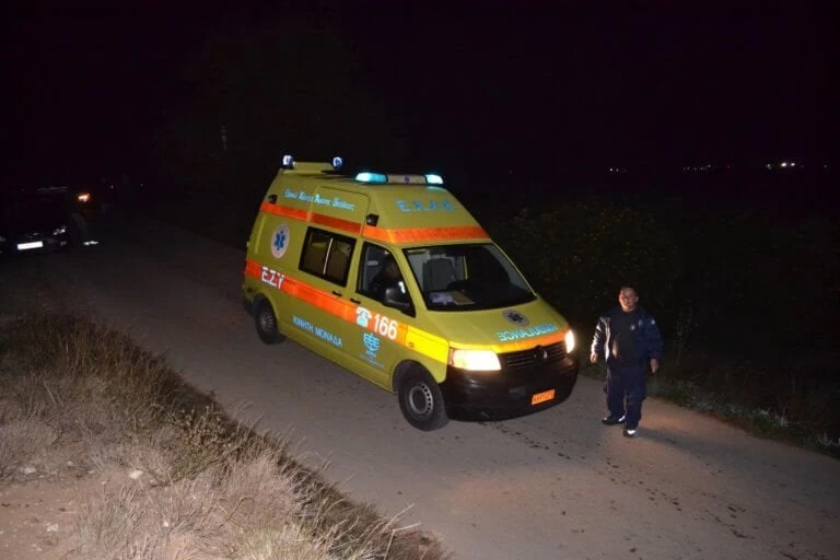 Αυτοκίνητο με έναν ηλικιωμένο έπεσε στη θάλασσα στον Κάλαμο